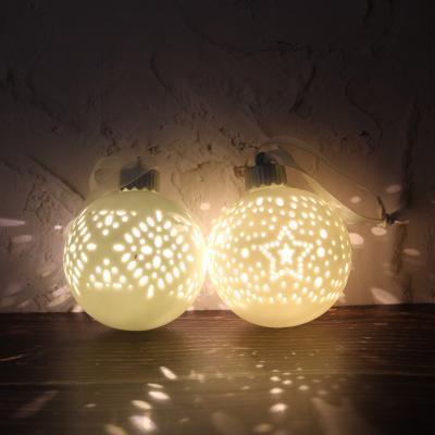 China Christamas Home Decoration Led Christmas Hanging Ball Ceramic Christmas Ball Ornaments Bulk for sale