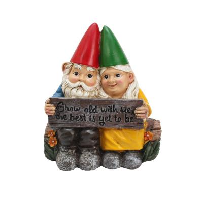 China Romantic Europe Gnome Couple Figurine On Log Bench With Sign Reading Grow Old With Me Decorative Resin Ornaments for sale