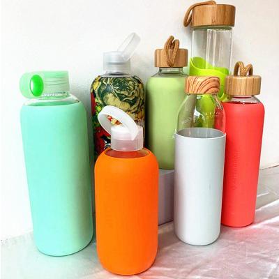 China Sustainable BPA Free 17Oz Soda Lime Glass Cut-Resistant Water Bottle With Silicone Protective Sleeve for sale