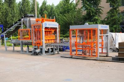 中国 Industrial vibrator Concrete Brick Making Machine QT 15-15 automatic paver price in india 販売のため