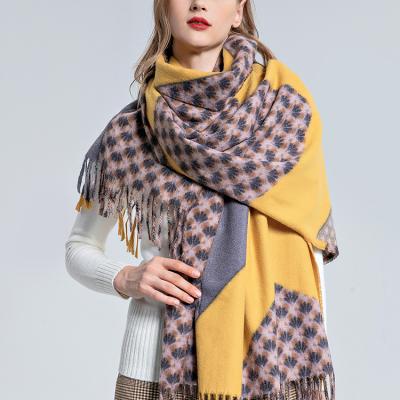 China Fashion To Keep Fashion Hot Women's Classic Tassel Scarf Large Autumn Winter Plaid Scarf Warm Polyester Shawl Soft Scarf for sale