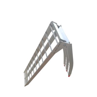 China 750lbs Capacity Anti-Slip Outdoor Aluminum Folding ATV Loading Ramp for sale