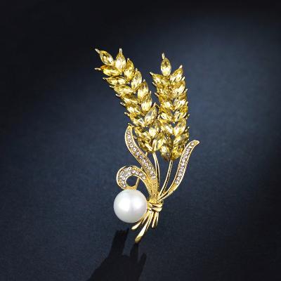 China Fashionable Gems Animal Small Grain Brooches Alloy Women Fashion Imitation Pearl Men Animal Gold Plated Brooches For Women 2022 Party Wedding Gifts for sale