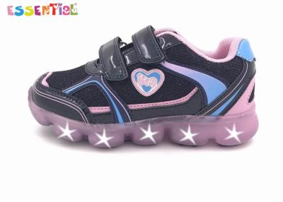 China Las zapatillas de deporte deportivas de la luz de las muchachas LED del velcro imprimieron el material superior sintético en venta