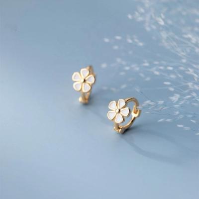 China 925 Sterling Silver Gothic White Flower TRENDY Helix Circle Daisy Earring Women's Tiny Huggie Detachable Kids Wedding Wedding Fine Earrings Jewelry for sale