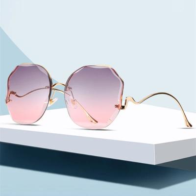 China Fashion Sunglasses 2021 New Vintage Luxury Oversized Rimless Sun Glasses Women Round Sunglasses Shade Female Polygon Oculos De Sol Brand Designer for sale