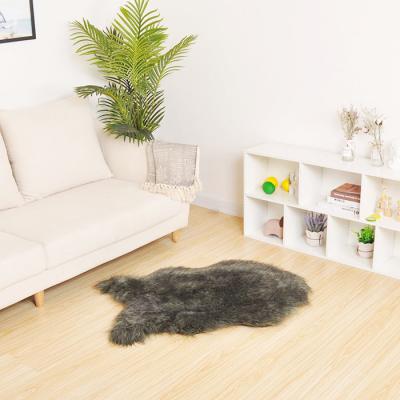 China Popular Anti-skid Plush Wolf Faux Fur Rugs Thick Comfortable Faux Fur Blanket Carpets And Blankets for sale