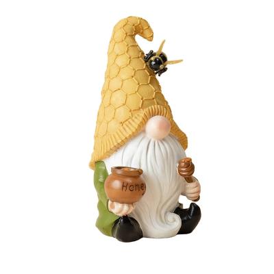 China Europe Garden Gnome Statue Resin Summer Bee Gnome Figurine Holding Honey Jar with Solar LED Lights Outdoor Summer Patio Yard Decor for sale