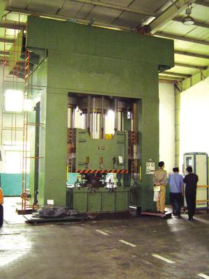 China 1600T hydraulische Hete Uitdrijvingspers, van de het Effectuitdrijving van Schachtdelen de Persmachine Te koop