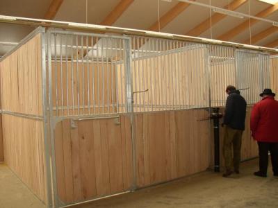 中国 European-style Horse Stall Fronts Hot Dip Galvanized With Swing Feeder 販売のため