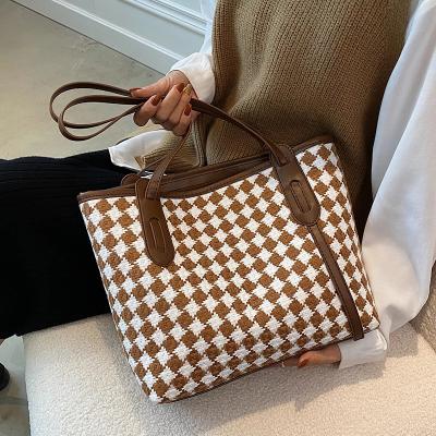 China 2021 Fashion Weave Paid Tote Luxury Ladies Handbags Branded Winter Trends Customer Travel Shopping Shoulder Bags for sale