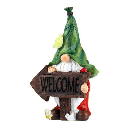 China Europe Solar Garden Gnome Figurine Holding Welcome Sign Garden Decoration Resin for sale