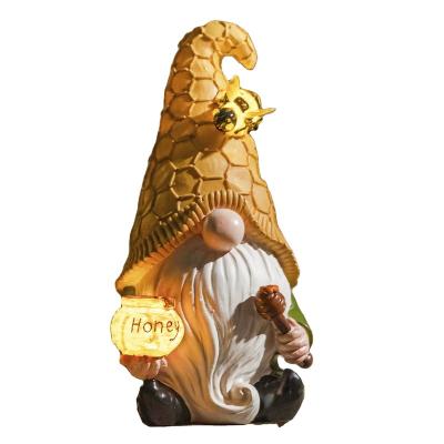 China Europe Solar Garden Gnome Figurine Holding Welcome Sign Garden Decoration Resin for sale