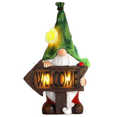 China Europe Solar Garden Welcome Gnome Figurine Holding Welcome Sign Garden Decoration Resin for sale