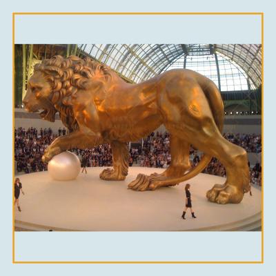 China Large Outdoor Decorative Animal Sculpture Lion Bronze Golden Statue In Europe For Sale for sale