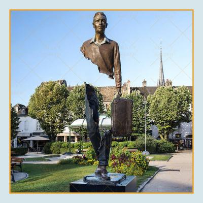 China 2021 Outdoor Europe Newcomer Traveler Metal Art Bronze Bruno Man Sculpture With Suitcase for sale