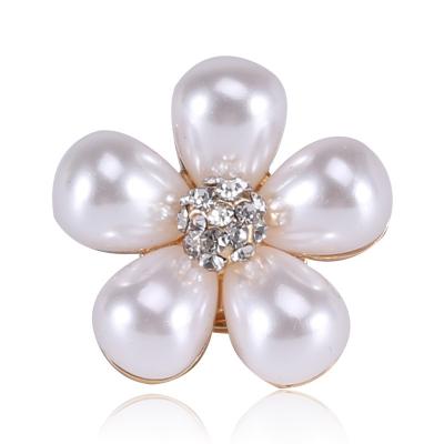 China Popular Wholesale Custom Cheap Crystal Rhinestone Gold Plated Alloy Simulated Pearl Snowflake Brooch Pin For Women for sale