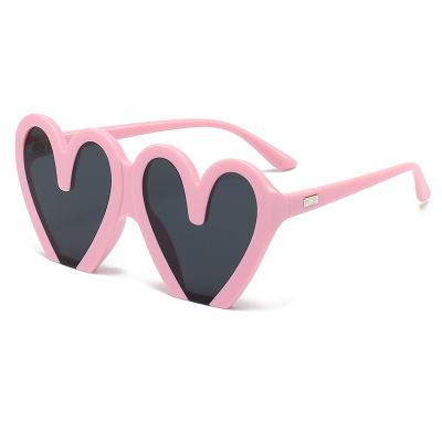 China Fashion sunglasses 2023 hot sale luxury designer sun glasses UV400 lens peach heart sunglasses women colorful women for sale