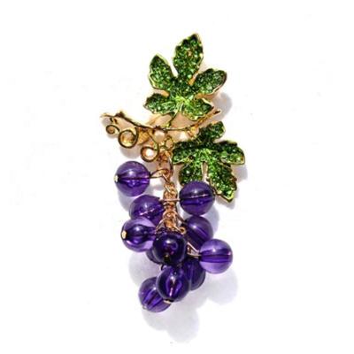 China Fashionable Creative Personality Women Group Grape Brooch Factory News Brooch Alloy Fruit Shape Brooch for sale