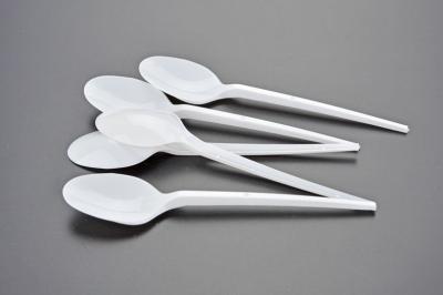 China Disposable spoon long handle plastic spoon white color spoon for sale