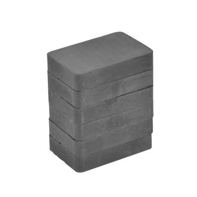 China Good Price Fe2O3 Permanen Rectangle Tiny Ferrite Magnet For Industry Customized for sale