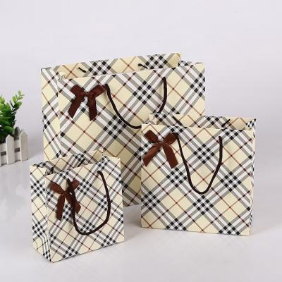 China Handmade Paper Bag , Custom Size Ivory Board Offset Printing Paper Bag Plaid Cardboard Gift Shopping Handmade Shopping and Packaging for sale