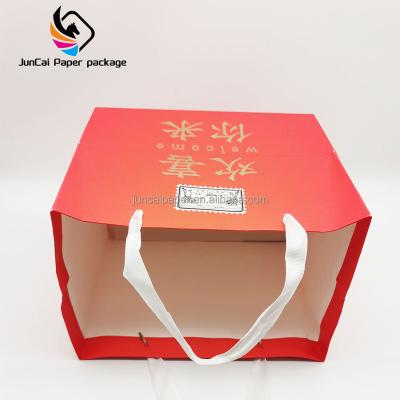 China Biodegradable Custom Luxury Luxury Paper Gift Bag With Handle for sale