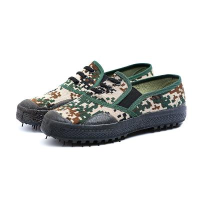 China Camouflage Breathable Canvas Rubber Shoes For Men And Women Summer Construction Shoes Military Training Work Farm Work Shoes for sale