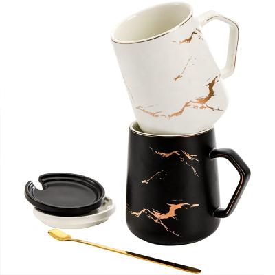 China Viable Ceramic Coffee Mugs With Gift Box 13.5 Ounce Porcelain Mugs Set With Lid And Gold Spoon Couple Luxury Marbling Black And White Spoon Mugs for sale