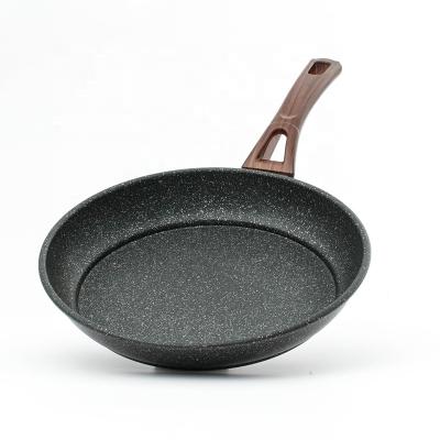 China Sustainable Professional Carbon Steel Bakelite Handle Non-Stick Frying Pan for sale