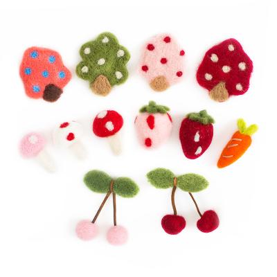 China Hot Sale Yarn Wool Felt Strawberry For Christmas Decorations for sale