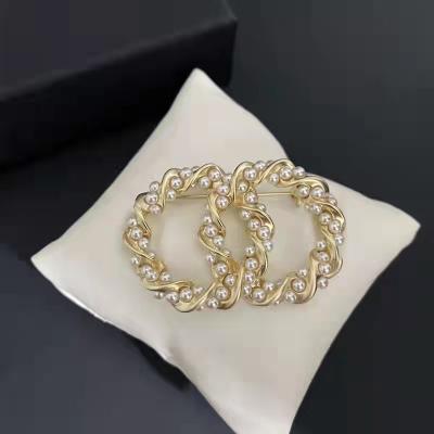 China 2022 European American retro fashion pearl gold plated light big brand cc luxury brooch for sale