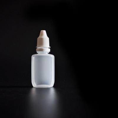 China El LDPE 10ml 15ml 30ml despeja la botella plástica del dropper del unicornio del descenso de ojo con el tapón de tuerca en venta