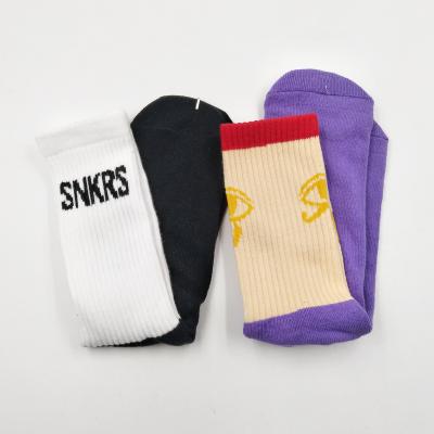 China Antibacterial custom socks with custom logo embroidered with band sports hiking socks sport seanker basketball socks for sale