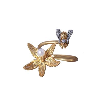 China Vintage fashion flower bee ring TB jewelry exquisite open temperament inlaid pearl spiral gold ladies ring for sale