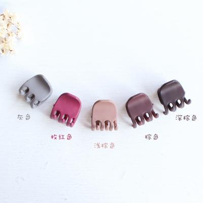 China Fashionable Europe and the United States sell like hot cakes small factory wholesale plastic hair clip hair top headwear for sale