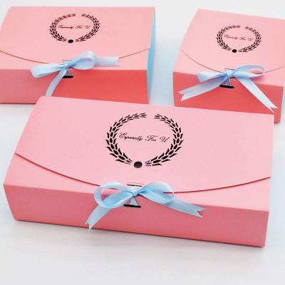 China Recycled Materials Customized Paper Wedding Candy Box Wedding Cake Box Baby Shower Christmas Party Favors Gold Contrast Golden Gift Box for sale