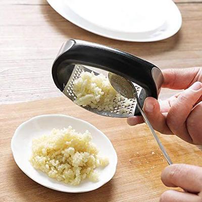 China Viable Free Sample Kitchen Accessories Garlic Crusher Manual Black Hot Selling Garlic Press for sale