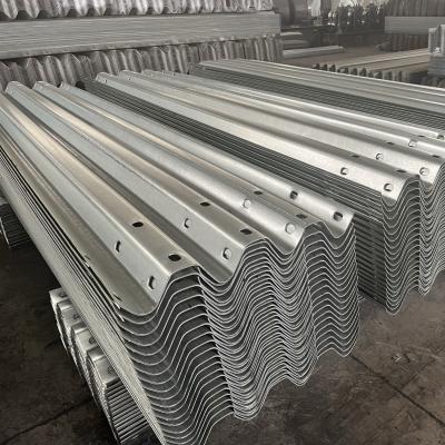 Cina W Beam Guardrail corrugato Galvanizzato Q235B Q345 Acciaio M180 GB High Speed Guardrail in vendita