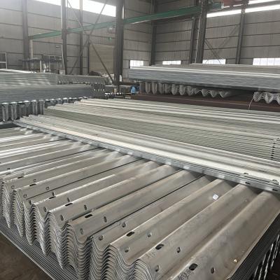 China Corrugated Thire Beam Tiekaiteiden Galvanized Road ety Steel High-Speed Guardrail for sale