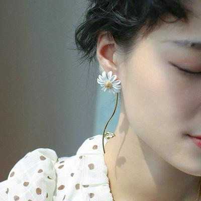 China Customized Fashion Modern White 925 Sterling Silver Punk Daisy Flower Stud Earring 1/2/3 Micron for sale