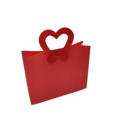 China Recyclable Custom Transparent Plastic Folding Box Wedding Gift Candy Box With Heart Shape Handle for sale