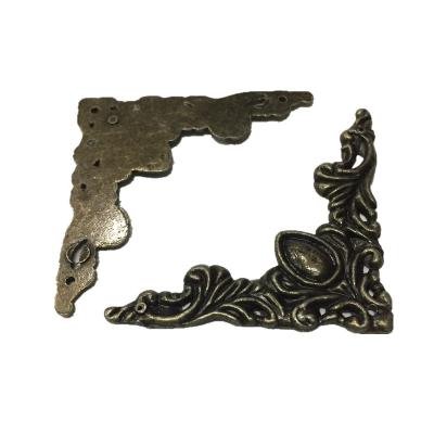 China New Design Wooden Box Factory Supply Metal Decorative Zinc Alloy Flat Antique Bronze Corner Protector For Jewelry Box for sale