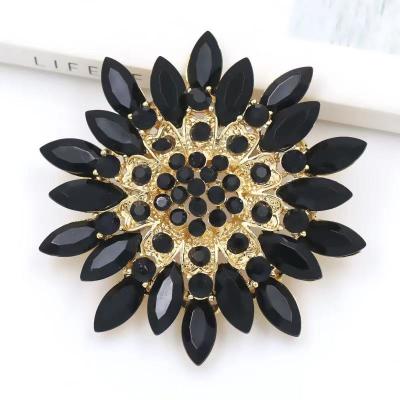 China Fabric Decoration Colored Pearl Rhinestone Embellishment Flower Brooch Crystal Rhinestone Brooch Pin for sale