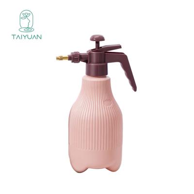 China Fashion and Simple Wholesale Plastic Garden Watering Can Spray Bottle Manual Pressure Watering Can for Plants for sale