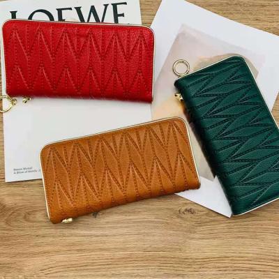 China Waterproof 2021 Newest Fashion Ladies Long Zipper Mobile Phone Clutch Wax Female Purse Wholesale Dropshipping Card Wallet Leather Women for sale