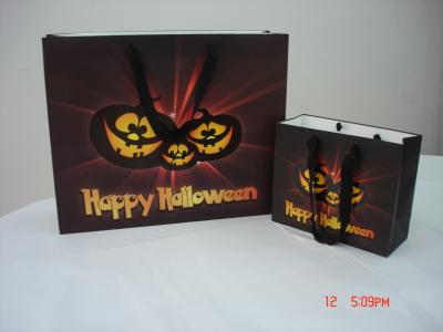 China Bolsas de papel ULTRAVIOLETA modificadas para requisitos particulares del día de fiesta del punto que barnizan para Halloween, empaquetado del regalo que hace compras en venta