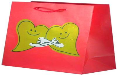 China Promotional Holiday Kraft Paper Shopping Bags Red with String Handle Offset Printing for sale