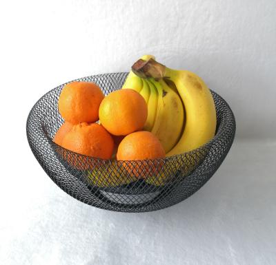 China New viable creative home metal wire mesh fresh fruit basket for living room and kitchen for sale