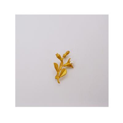 China Traditional Elegant Fashion Women's Matte Small Leaf Freshwater Pearl Brooch Pin for sale